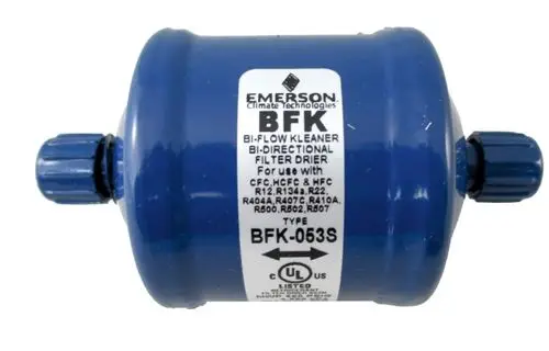 Blauer Filtertrockner von Emerson, geeignet für Klimaanwendungen, mit bi-direktionaler Funktion. Beschriftung weist auf Verwendbarkeit mit verschiedenen Kältemitteln hin.